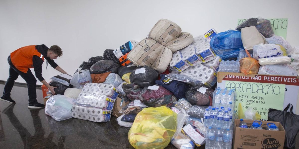 Donativos para as vítimas das enchentes no RS são entregues à Defesa Civil