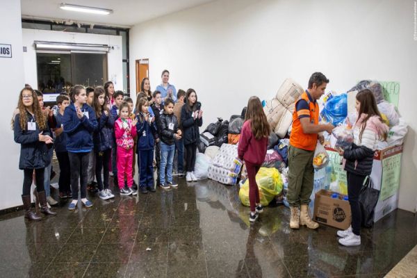 Vereadores mirins de Cascavel conhecem gabinetes, entregam donativos e levam tarefa para casa