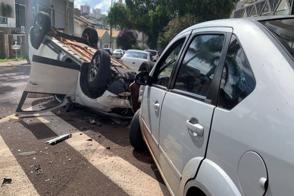 Duster capota após forte colisão de trânsito com Fiesta na Rua Manoel Ribas no centro de Cascavel