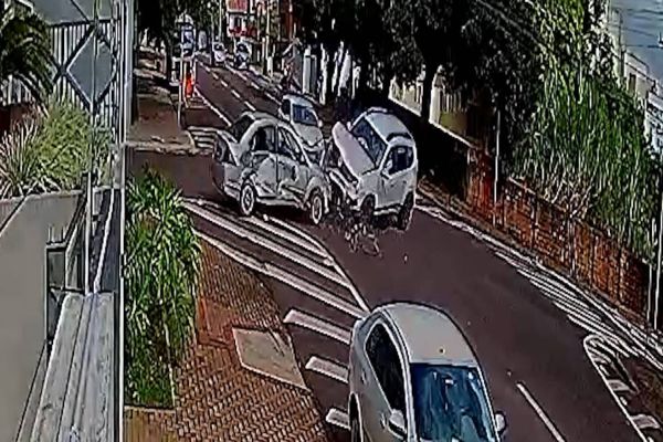 Câmeras de segurança registra capotamento na Rua Manoel Ribas no centro de Cascavel
