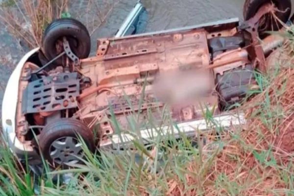 Mulher morre após capotar carro às margens da BR-369 e veículo parar dentro de rio
