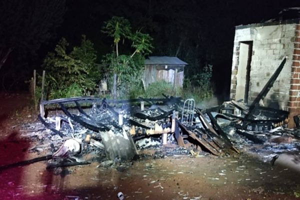 Mulher de 59 anos morre durante incêndio em sua residência em Capitão Leônidas Marques