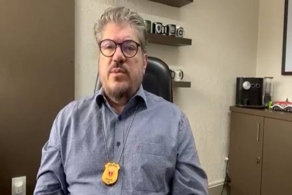 Jovem cai do quarto andar de prédio em Toledo e suspeito é preso; Polícia Civil comenta o caso