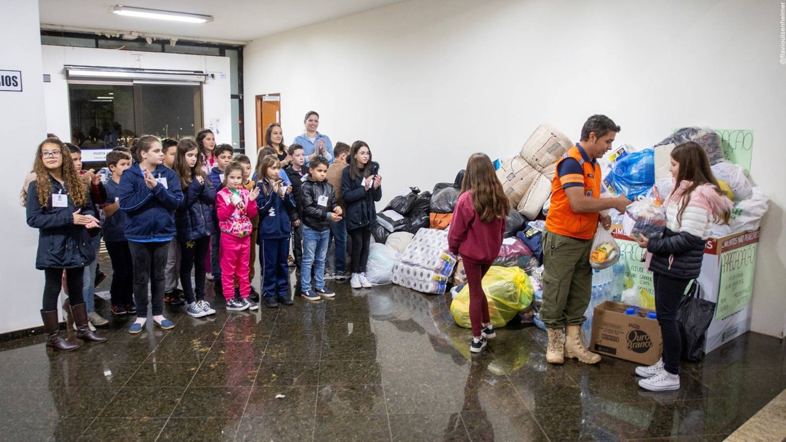 Vereadores mirins de Cascavel conhecem gabinetes, entregam donativos e levam tarefa para casa