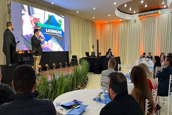 Encontro reúne mais de 200 gestores públicos da região, em Cascavel