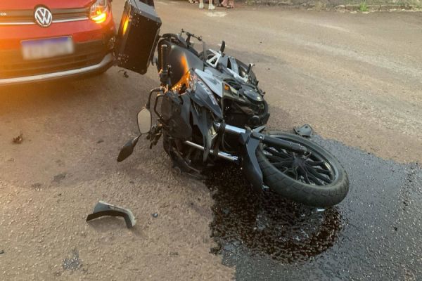 Motociclista fica ferido após forte colisão no Jardim Verdes Campos em Cascavel