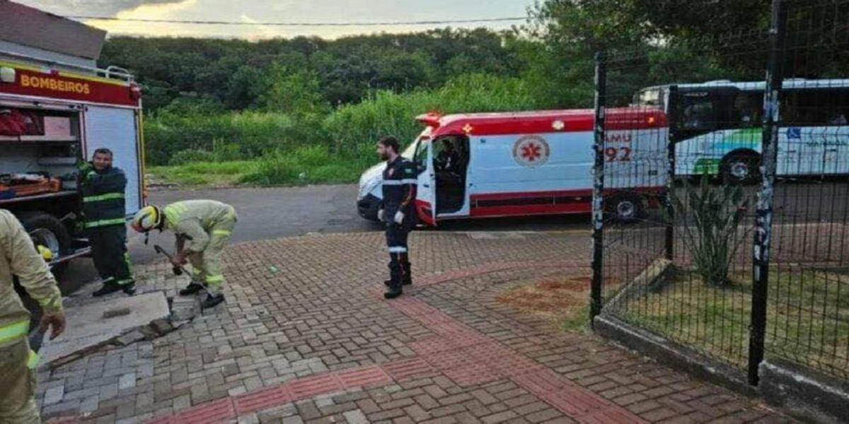 Homem entra em bueiro para resgatar Iphone 15 e se perde no esgoto no Paraná