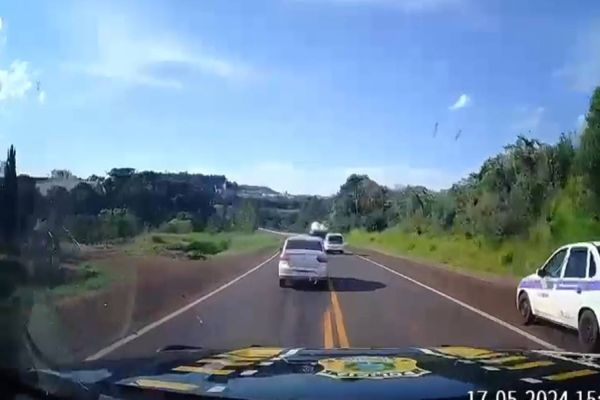 Imagem referente a notícia: PRF apreende caixas de cigarros após perseguição na BR-277; veja o vídeo