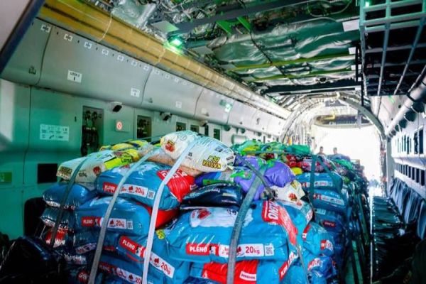 “Voo do Melhor Amigo” leva 20 toneladas de ração para pets resgatados no Rio Grande do Sul