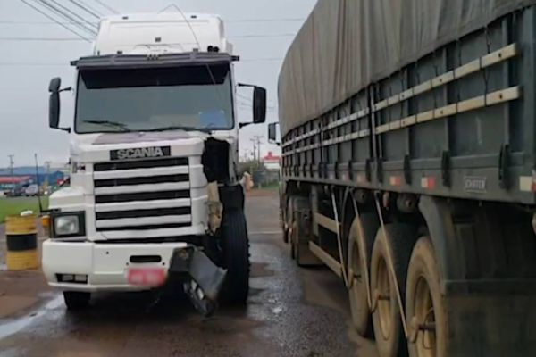 Dois caminhões envolvem em acidente na BR-277 em Cascavel