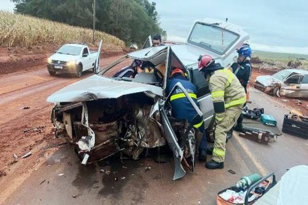 Motorista fica preso às ferragens em colisão frontal entre Goioerê e Quarto Centenário