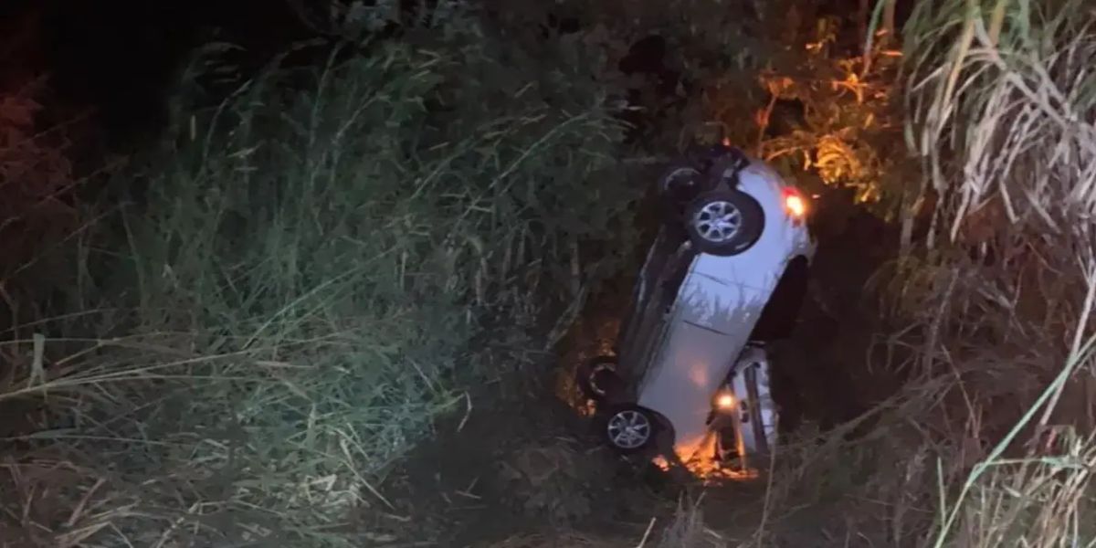 Carro cai em ribanceira na PR-170 e deixa três feridos em Apucarana