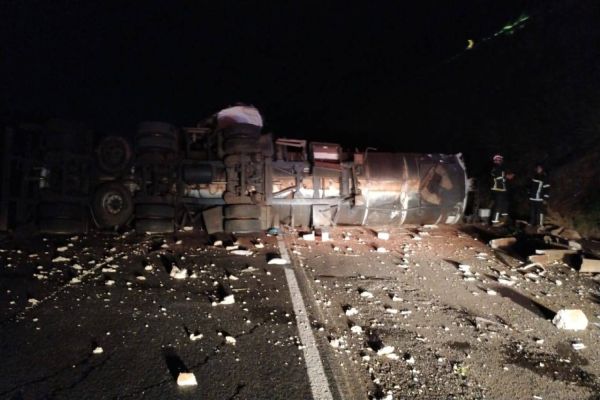 Caminhão-Tanque tomba na BR-376 em Nova Esperança e deixa motorista ferido