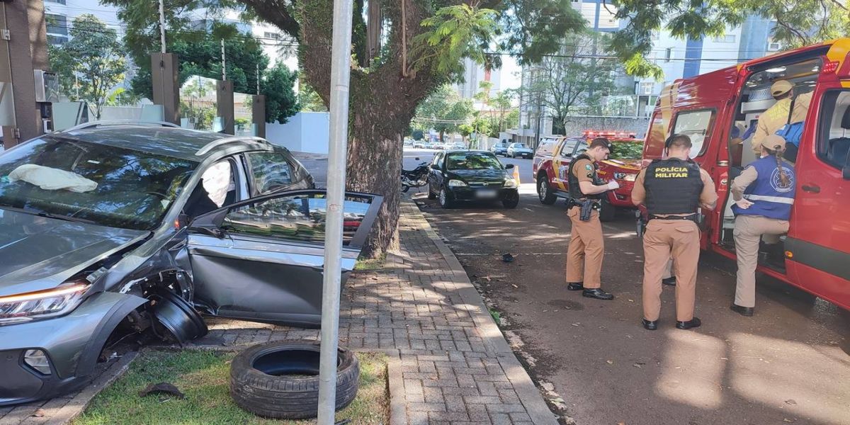 Motorista sofre mal súbito e causa acidente no Centro de Cascavel