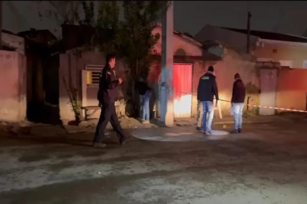 Homem sobrevive após 60 disparos: Tentativa de homicídio termina em perseguição e carro abandonado