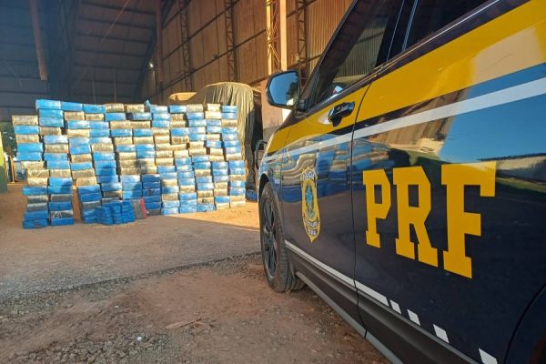 Imagem referente a notícia: PRF e Receita Federal apreendem em Iguaraçu maconha em meio à carga de soja