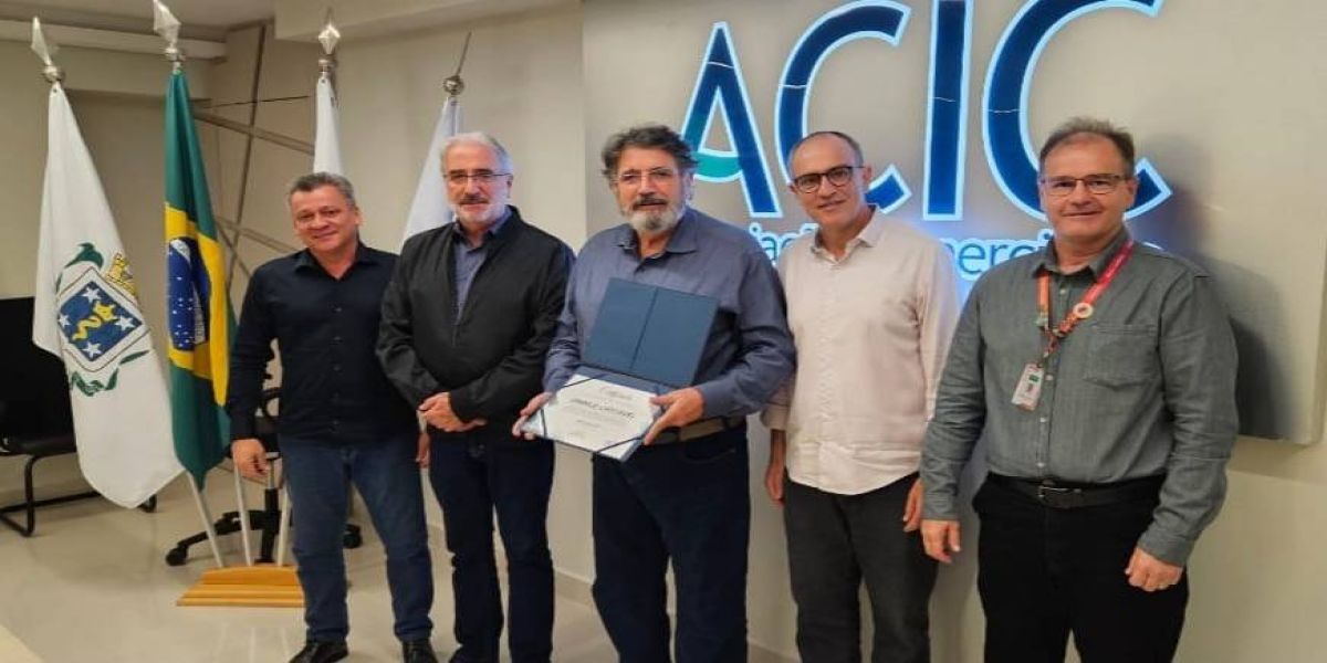 Acic faz homenagem à Unimed por cooperativa chegar a 100 mil vidas