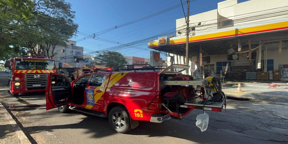 Incêndio destrói posto de combustíveis na Avenida JK em Foz do Iguaçu