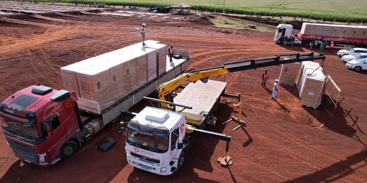Usina fotovoltaica começa a receber placas no aterro sanitário de Cascavel
