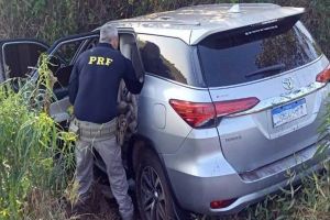 Imagem referente à notícia: Hilux "clone" da filha de ex-presidente do Paraguai é apreendida pela PRF no Brasil