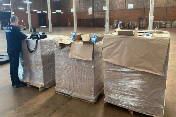 Imagem referente a notícia: Receita Federal apreende 1,5 toneladas de essências para cigarros eletrônicos em Cascavel