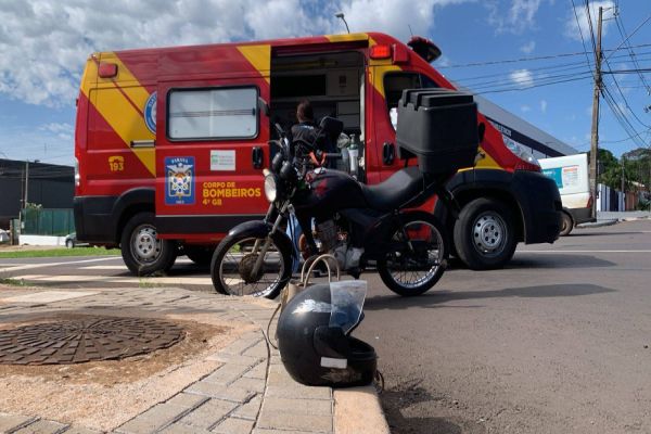 Motociclista de 51 anos fica ferida em acidente na Avenida Rocha Pombo em Cascavel