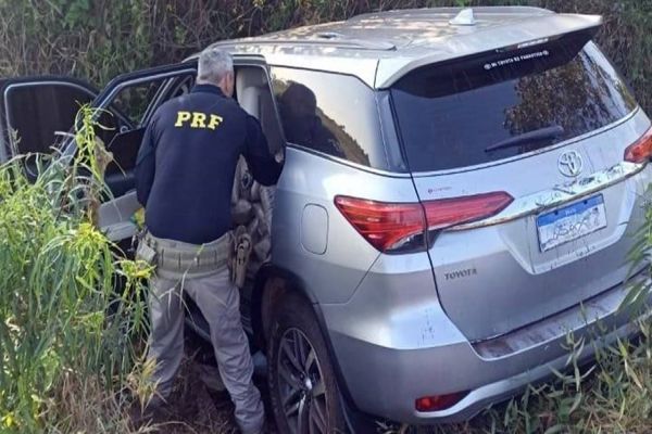 Imagem referente a notícia: Hilux "clone" da filha de ex-presidente do Paraguai é apreendida pela PRF no Brasil