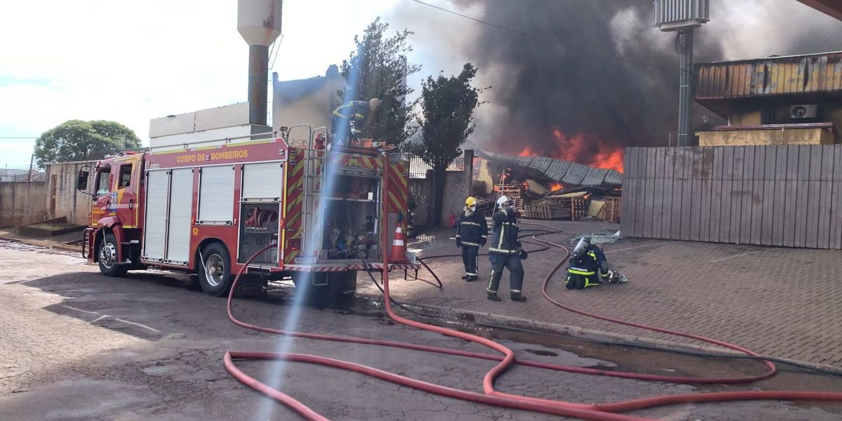 Incêndio em empresa de Cascavel consome 150 mil litros de água