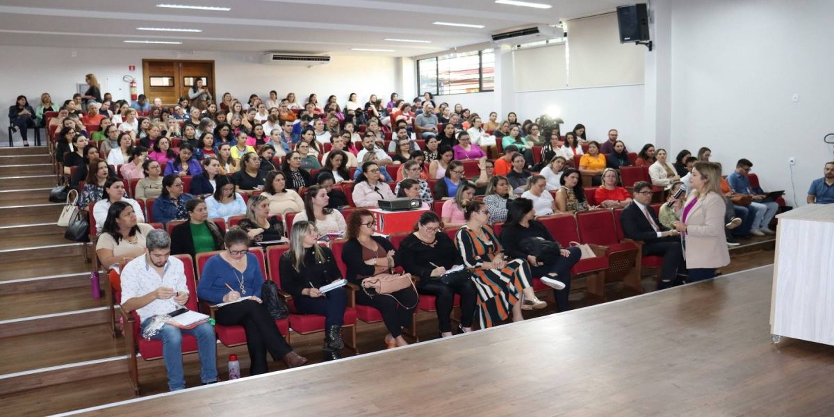 Função da escola na proteção integral da criança é tema de formação no Ceavel