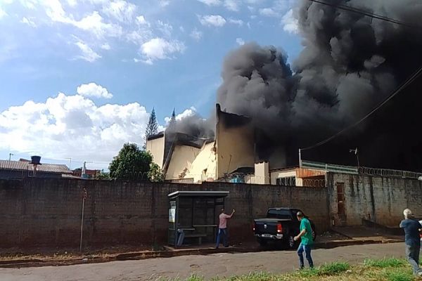 Imagem referente a notícia: Portal SOT registra momento que estrutura entra em colapso durante incêndio no Parque São Paulo