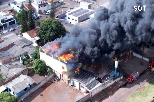 Imagem referente a notícia: Incêndio de grandes proporções consome empresa no Parque São Paulo em Cascavel