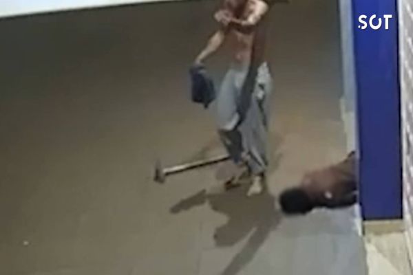 Imagem referente a notícia: Imagens fortes: Câmera registra homem sendo brutalmente agredido com enxada na cabeça em Cascavel