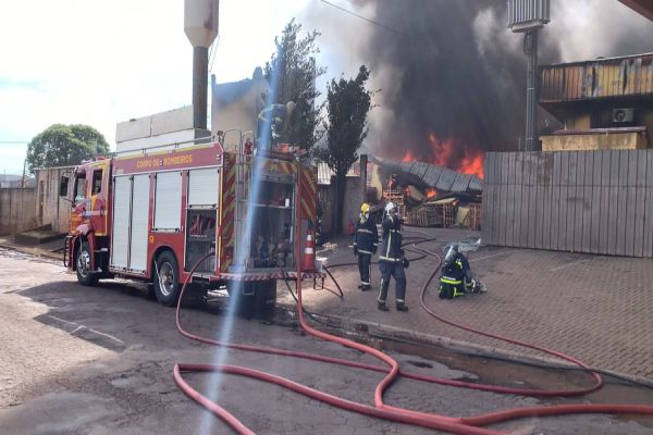 Incêndio em empresa de Cascavel consome 150 mil litros de água
