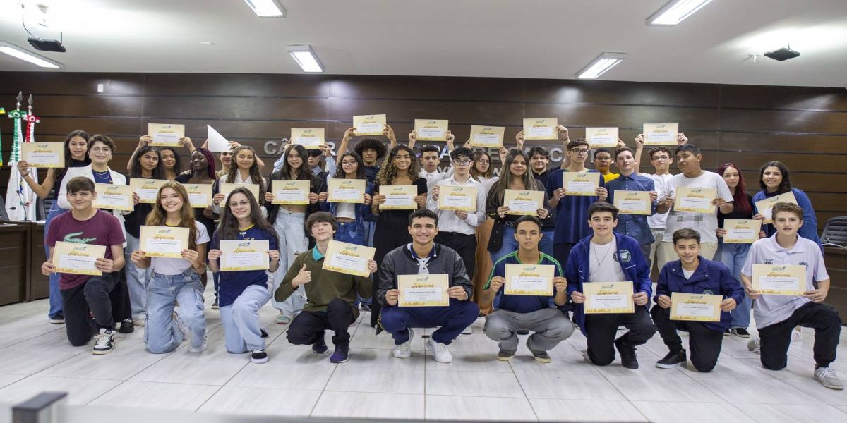 Novos vereadores da Câmara Jovem tomam posse em cerimônia com Plenário cheio