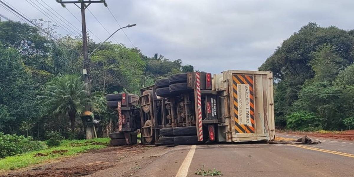 Vagão carregado de areia tomba e causa bloqueio em rodovia PR-493 na saída para Itapejara D’Oeste