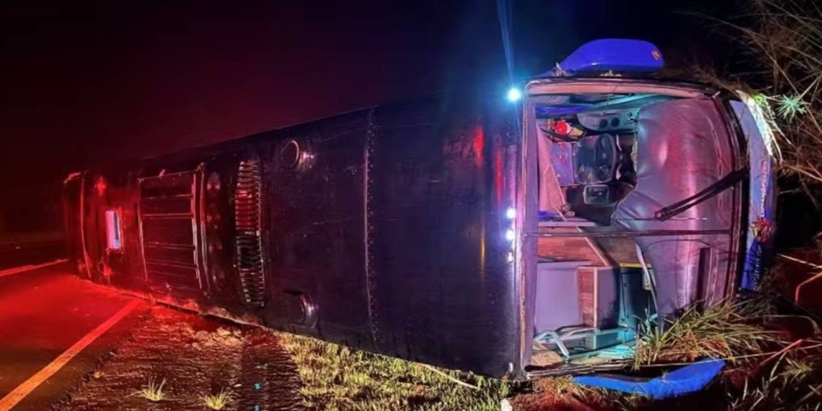 Ônibus tomba na PR-272 em Cruzmaltina e deixa cinco feridos