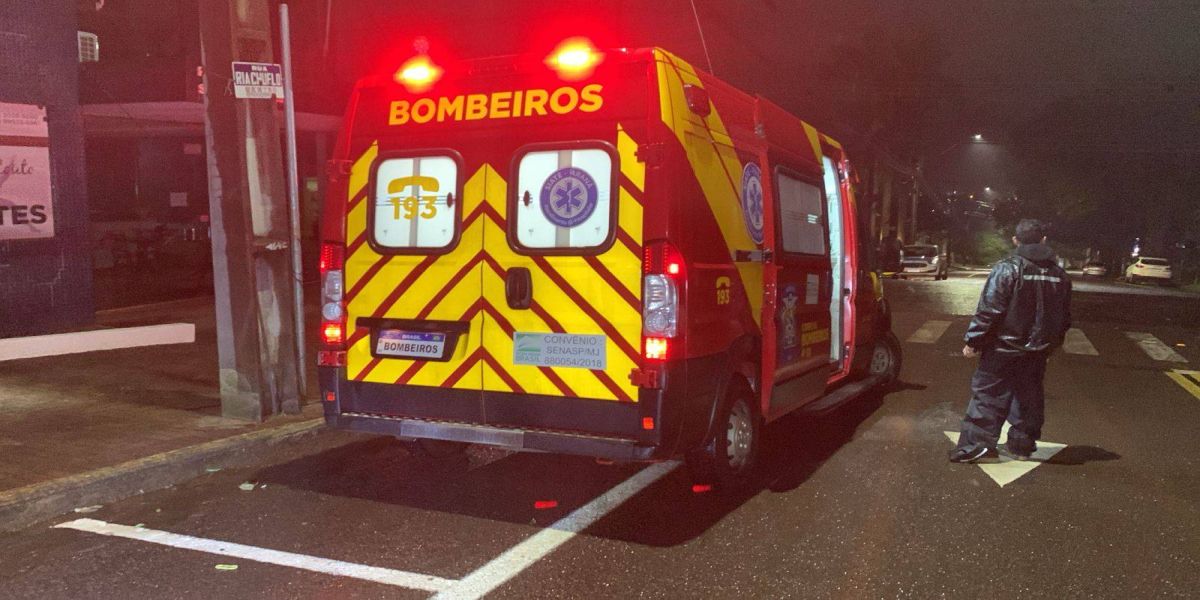Motociclista sofre suspeita de fratura em acidente no Centro de Cascavel