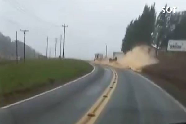 Carreta carregada com milho tomba na PR-281 e carga é saqueada por populares