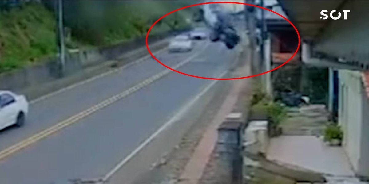 Carro "voa" e atinge casa em Herval d'Oeste; motorista fica ferida