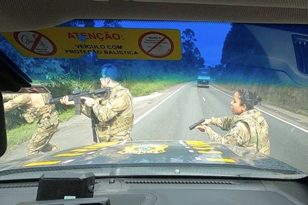 Imagem referente a notícia: Perseguição cinematográfica na BR-277 resulta em apreensão de 422 kg de maconha no Paraná; assista