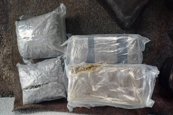 Imagem referente a notícia: PRF apreende 20 quilos de Haxixe e 5 quilos de comprimidos de Ecstasy em Perobal
