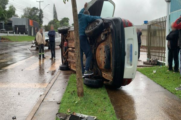 Forte colisão de trânsito seguido de capotamento é registrado no bairro Periolo em Cascavel