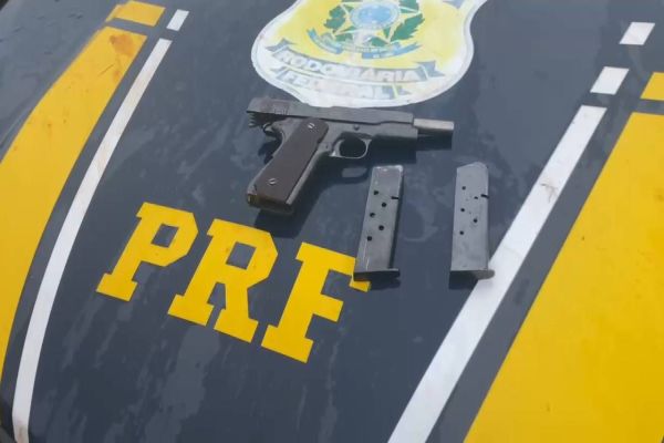 Meia tonelada de maconha e arma são apreendidas pela PRF na BR-277, em Cascavel