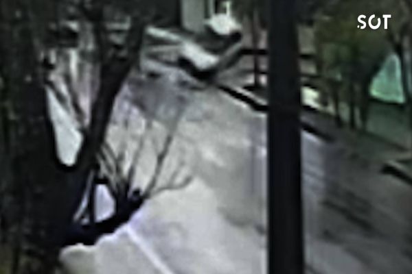 Câmera de segurança registra colisão seguida de capotamento no Bairro Periolo em Cascavel