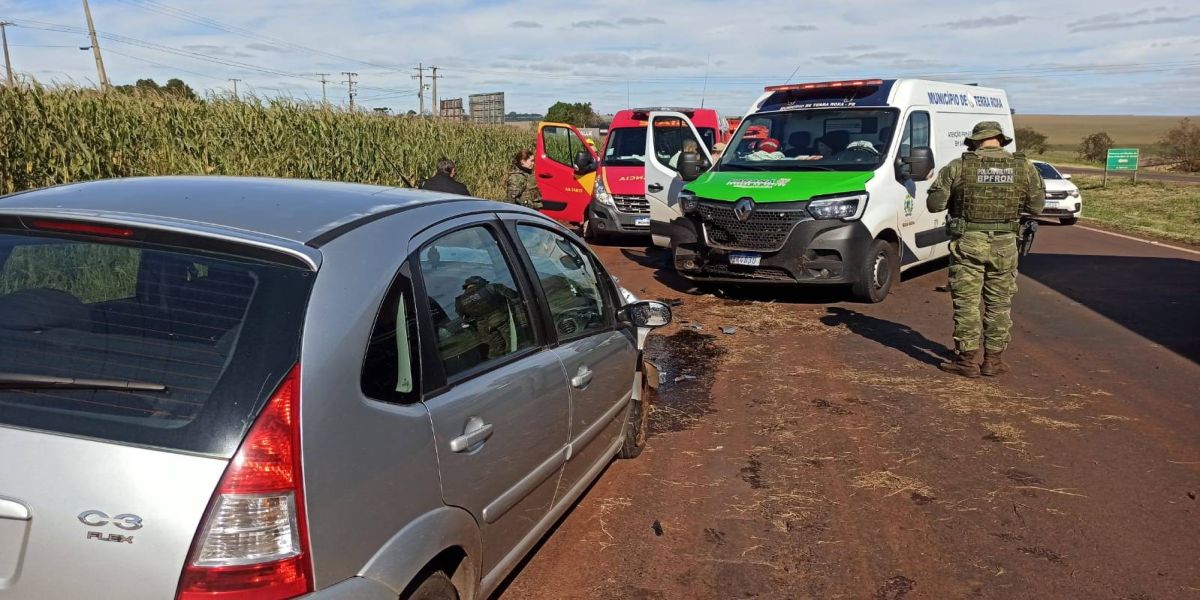 Colisão entre carro e ambulância na BR-163 deixa cinco feridos