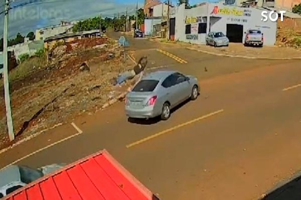 Câmera de monitoramento registra colisão frontal no Bairro Periolo em Cascavel