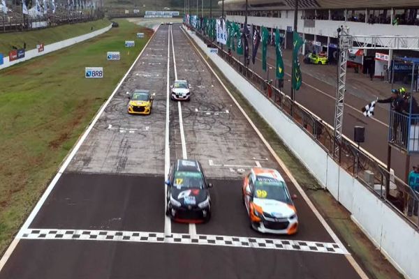 Turismo Nacional completa etapa com desfecho de cinema em Cascavel