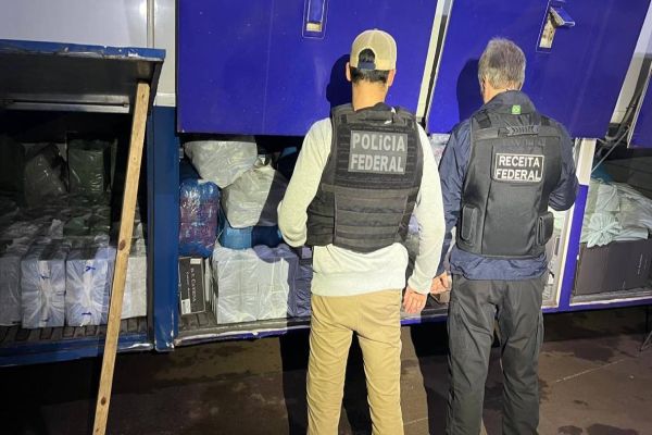Ônibus com R$ 250 mil em mercadorias contrabandeadas apreendido em Toledo