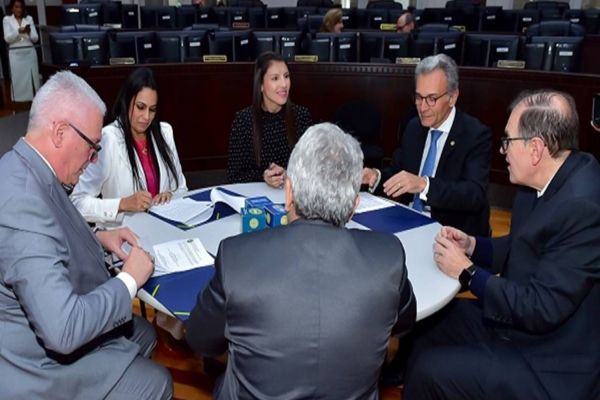 Frigorífico e 480 trabalhadores fazem acordo de R$ 1,5 mi referente ao tempo de troca de uniformes