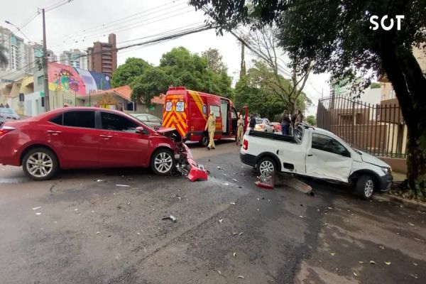 Idoso de 81 anos fica ferido em forte colisão de trânsito no centro de Cascavel